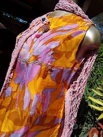 abito raso smanicato, cappello falda larga, borsa