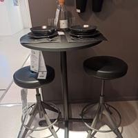 Tavolo bar con 2 sgabelli regolabili