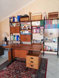 libreria e scrivania stile scandinavo anni 70