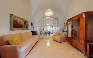 NOVITÀ! Soluzione Indipendente con box e cortile