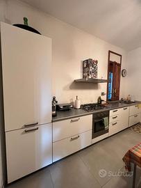 Cucina completa con elettrodomestici