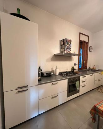 Cucina completa con elettrodomestici