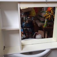  specchio e un'anta 
