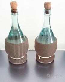 2 fiaschi con cesto in lana per arredo taverna