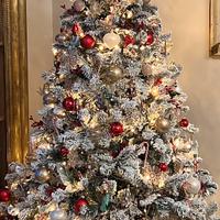 Albero di natale innevato