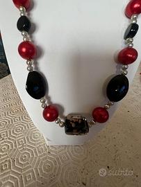 Collana artigianale rossa e nera con perla in vetr