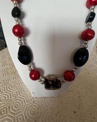 Collana artigianale rossa e nera con perla in vetr