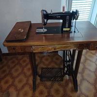 Macchina da cucire Necchi con mobile