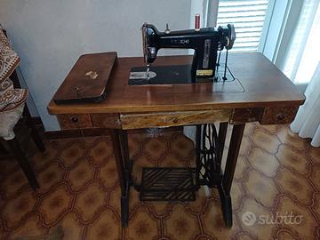 Macchina da cucire Necchi con mobile