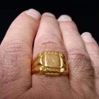 Anello in oro massiccio a 18K.
