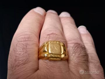 Anello in oro massiccio a 18K.