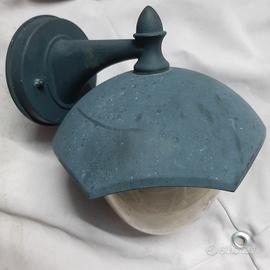 luce esterna in acciaio verniciato nero.