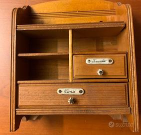 Vecchio speziere in legno da parete