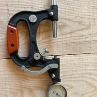 Comparatore con braccio per cilindri