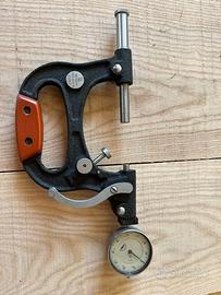 Comparatore con braccio per cilindri