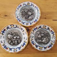tris piatti ceramica e peltro