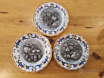 tris piatti ceramica e peltro