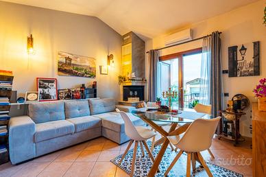 Bilocale con doppia terrazza e camino