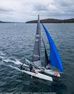 TAIPAN 4.9 – Catamarano sportivo completo