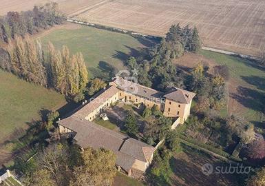Palazzo / Stabile di 2800 m² con più di 5 locali a
