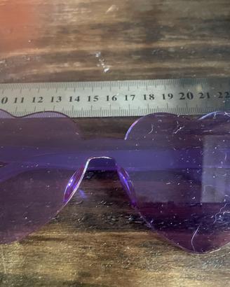 occhiali viola a forma di cuore