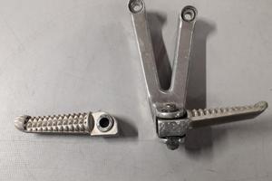 Supporto posteriore sx pedana dx YAMAHA R1 2001