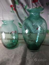 due vasi vetro verde trasp.soffiati torchon divers