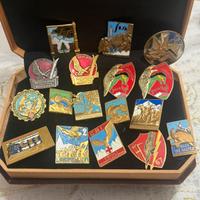 Collezione di distintivi ,scudi,stemmi alpini.