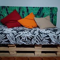 Divano in pallet con cuscini