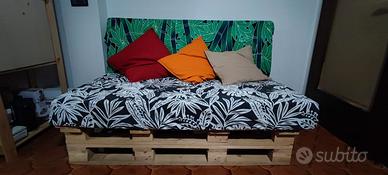 Divano in pallet con cuscini