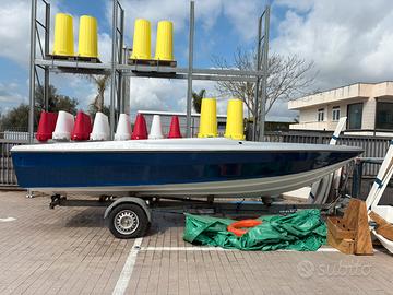 Scafo da restaurare con carrello