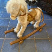 cavallino  a dondolo e su ruote