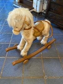 cavallino  a dondolo e su ruote