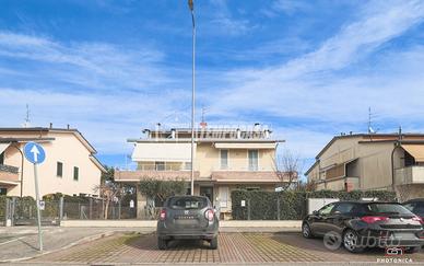 LUMINOSO E AMPIO MONOLOCALE AL PRIMO PIANO CON POS