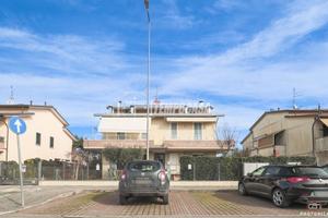 LUMINOSO E AMPIO MONOLOCALE AL PRIMO PIANO CON POS