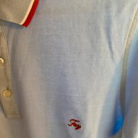 Polo azzurra con profili rossi