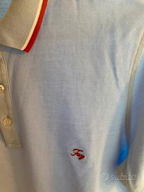 Polo azzurra con profili rossi