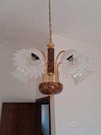 Lampadario vintage classico con paralumi a fiore –