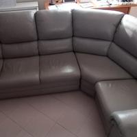 Divano in pelle colore grigio chiaro 