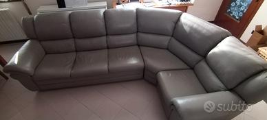 Divano in pelle colore grigio chiaro 