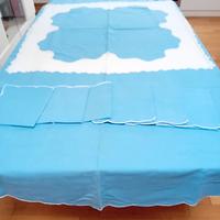 Tovaglia con 12 tovaglioli ricamata a mano