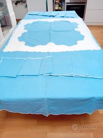 Tovaglia con 12 tovaglioli ricamata a mano