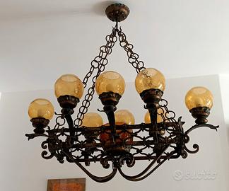 LAMPADARIO IN FERRO BATTUTO E VETRO LAVORATO