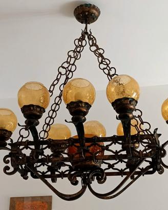 LAMPADARIO IN FERRO BATTUTO E VETRO LAVORATO
