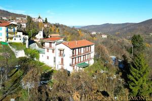 Villa di 300 m² con più di 5 locali e box auto a V
