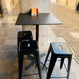 Tavoli per esterno .