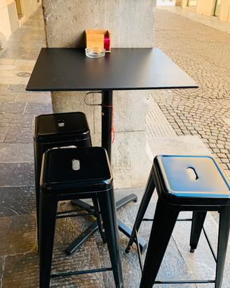 Tavoli per esterno .