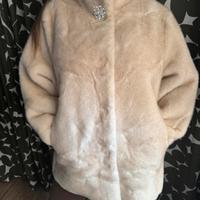 Pelliccia ecologica con bottone gioiello Nuova