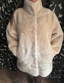 Pelliccia ecologica con bottone gioiello Nuova