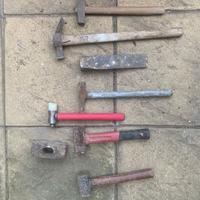 Martelli e accette e scalpelli vari